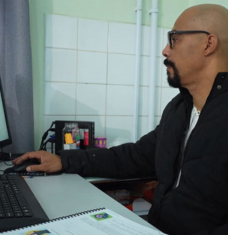 bg-carrossel-homemcomputador